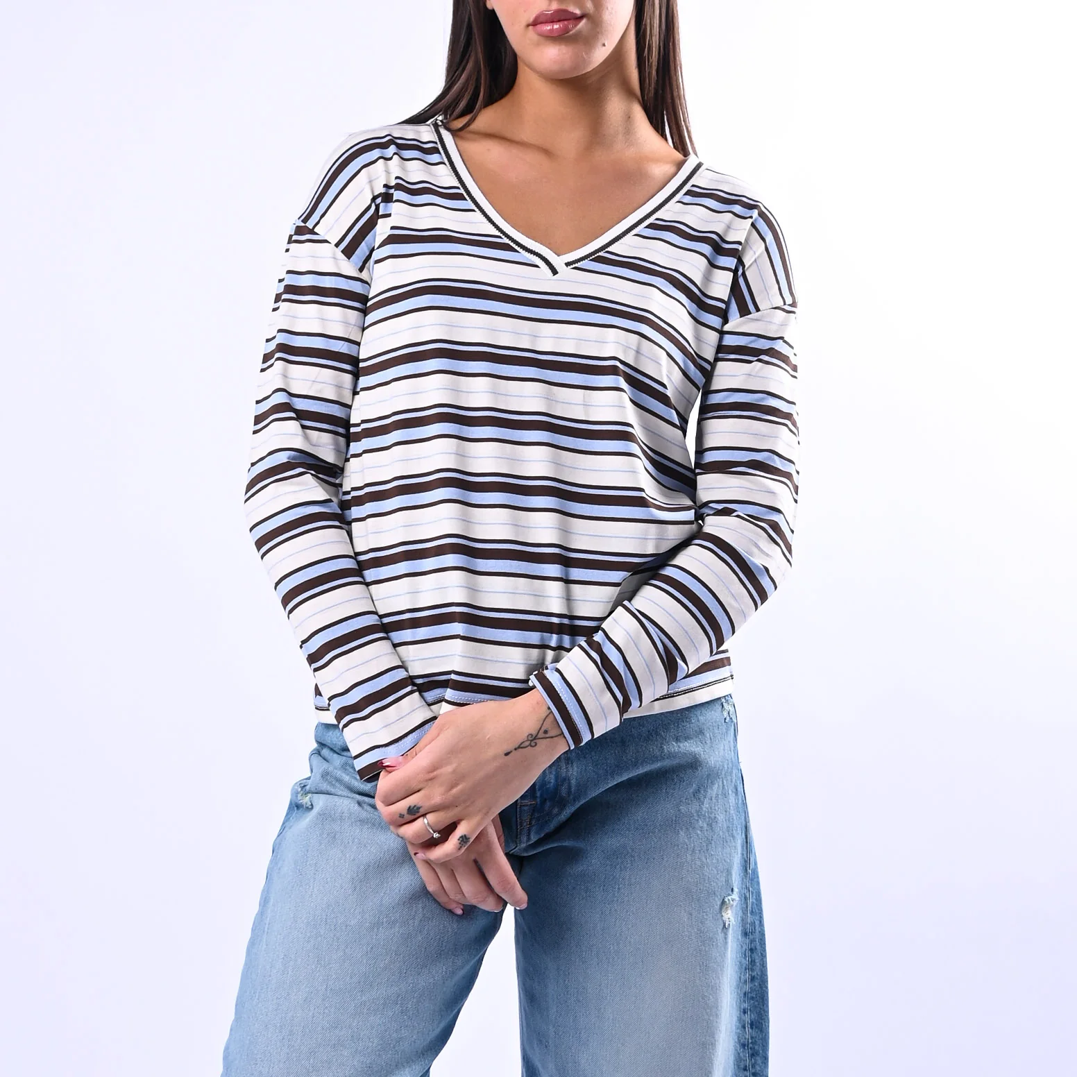 B LOVE - T-SHIRT RIGA SCOLLO V IN VISCOSA ART.12035 - PANNA/MORO/CELESTE