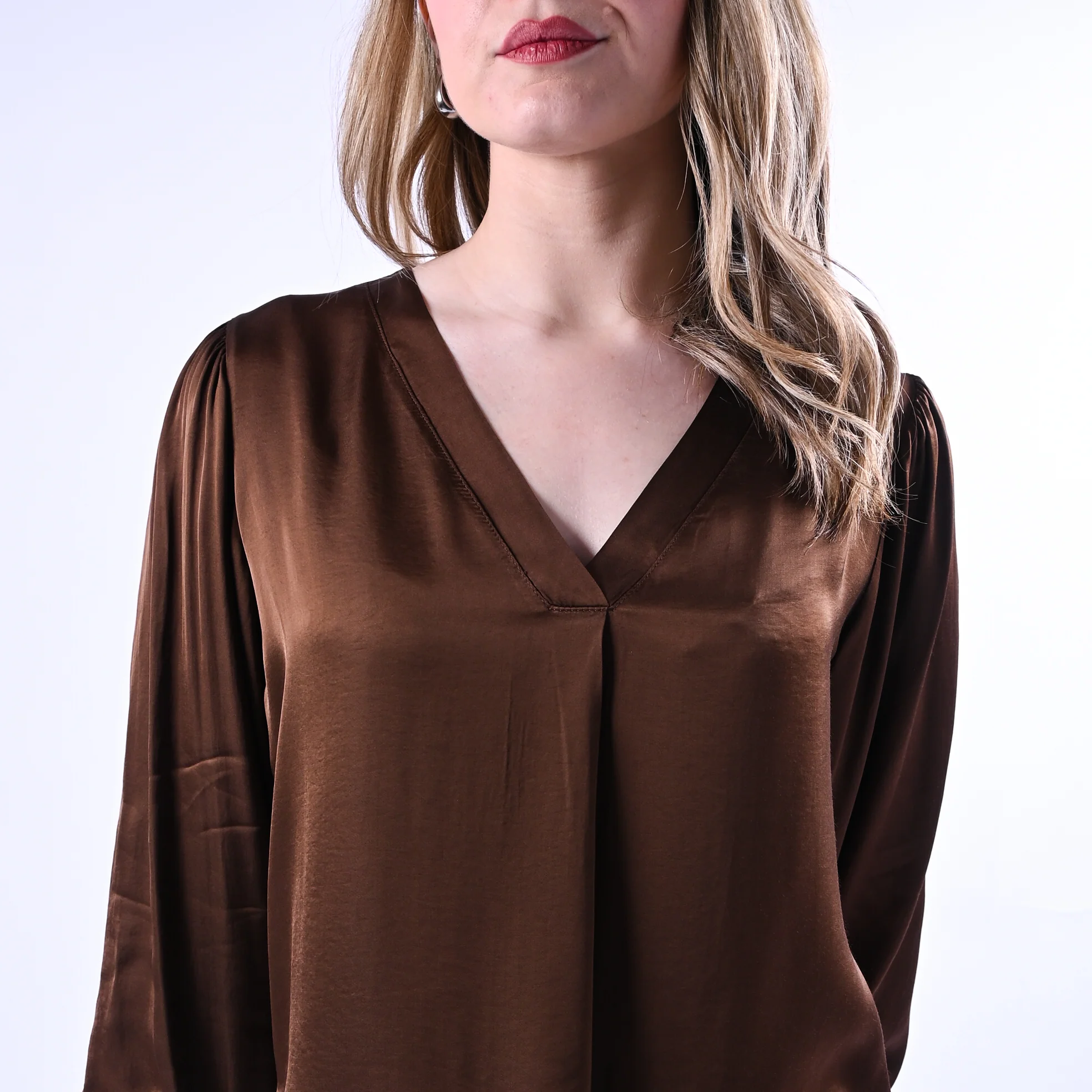 HAVEONE - BLUSA SCOLLO V IN VISCOSA ART.CWG-Q006 - MORO - Image 5