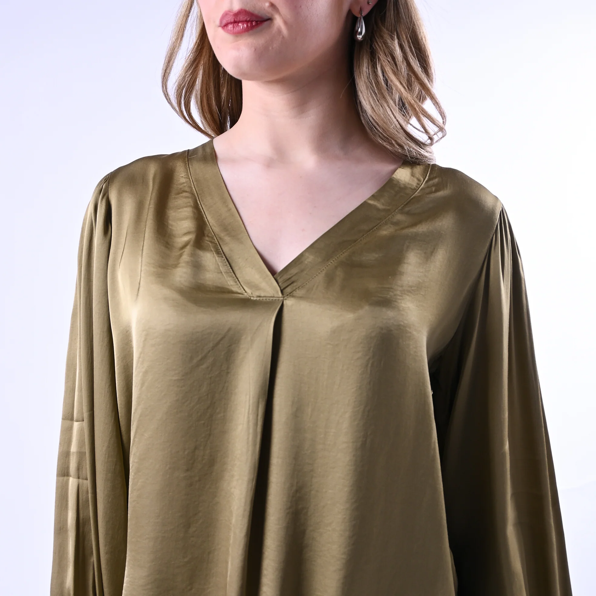 HAVEONE - BLUSA SCOLLO V IN VISCOSA ART.CWG-Q006 - VERDE MUSCHIO - Image 5