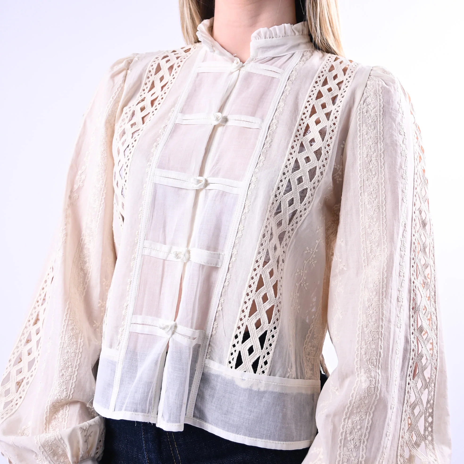 TENSIONE IN - CAMICIA CROP CON ALAMARI E PIZZO ART.S26C658 - BURRO - Image 4