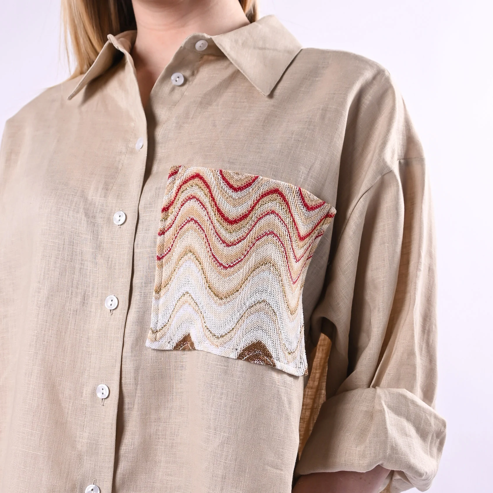 TENSIONE IN - CAMICIA OVER IN LINO CON TASCA DECORATA LUREX ART. S26CG13/SR - SABBIA/ROSSO - Image 5