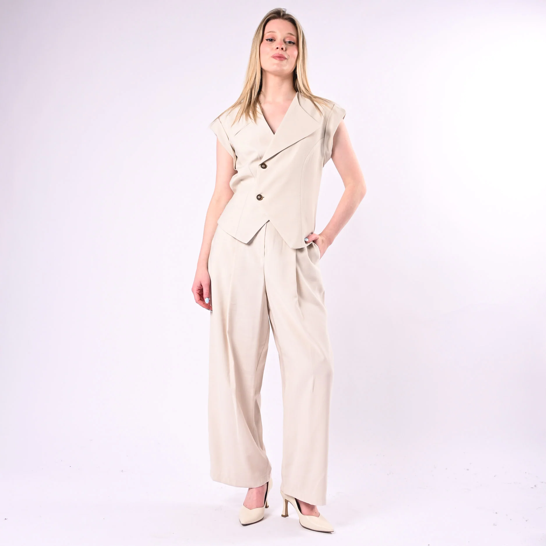 TENSIONE IN - GILET CON BAVERO ASIMMETRICO ART. 26D4720/A - AVORIO