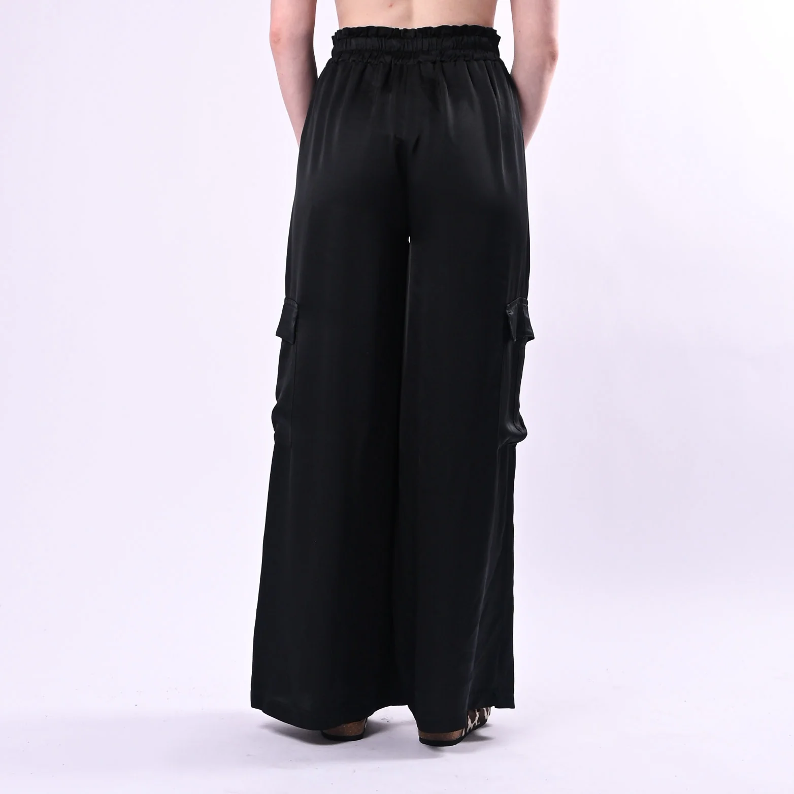 TENSIONE IN - PANTALONE PALAZZO CON TASCONI ART. G433P22R/N - NERO - Image 4