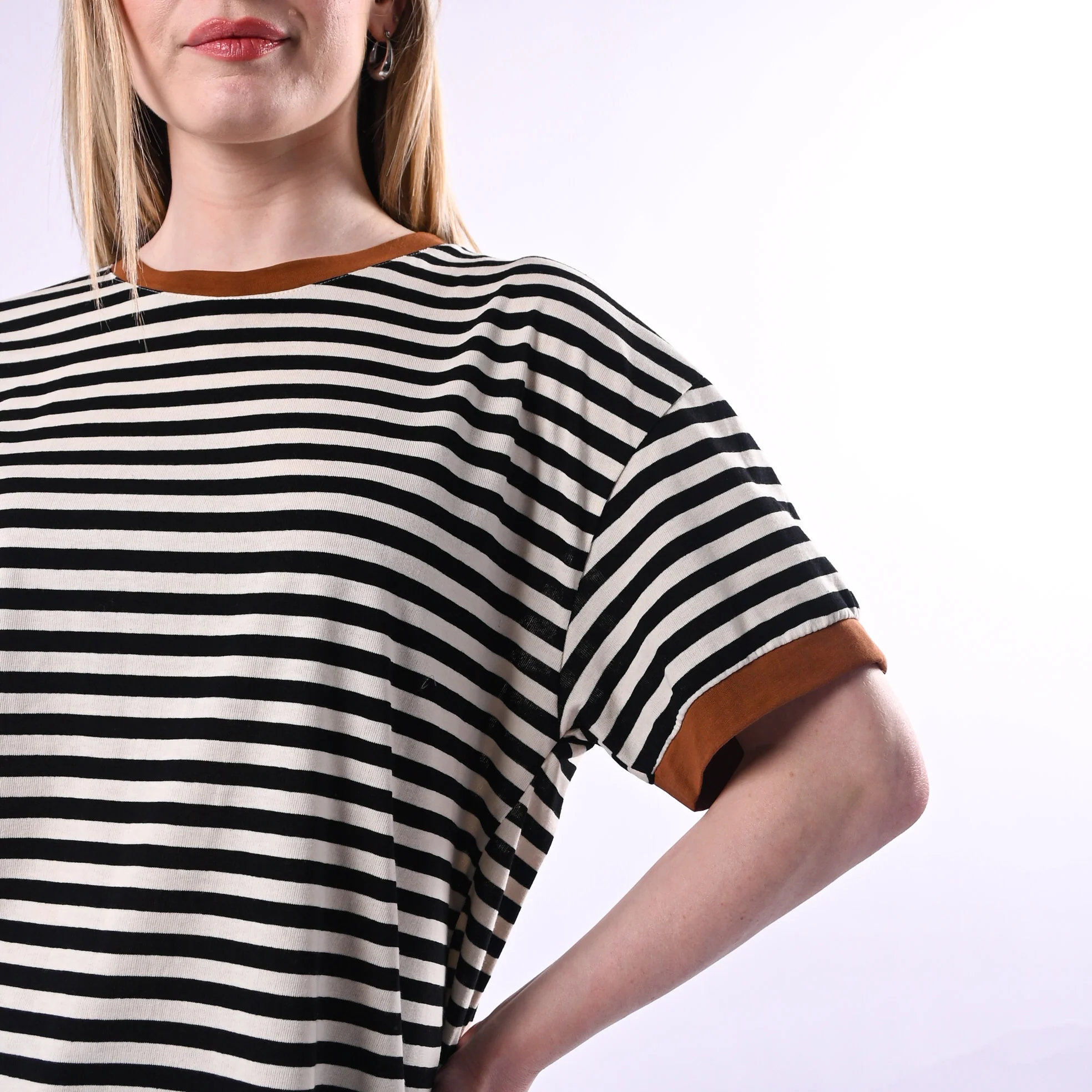 TENSIONE IN - T-SHIRT A RIGHE CON PROFILO ART.26M4893/N - NERO - Image 5